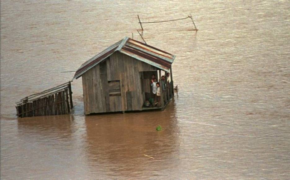 Antes de golpear Honduras, el huracán Mitch provocó olas de hasta 6,7 m de altura.