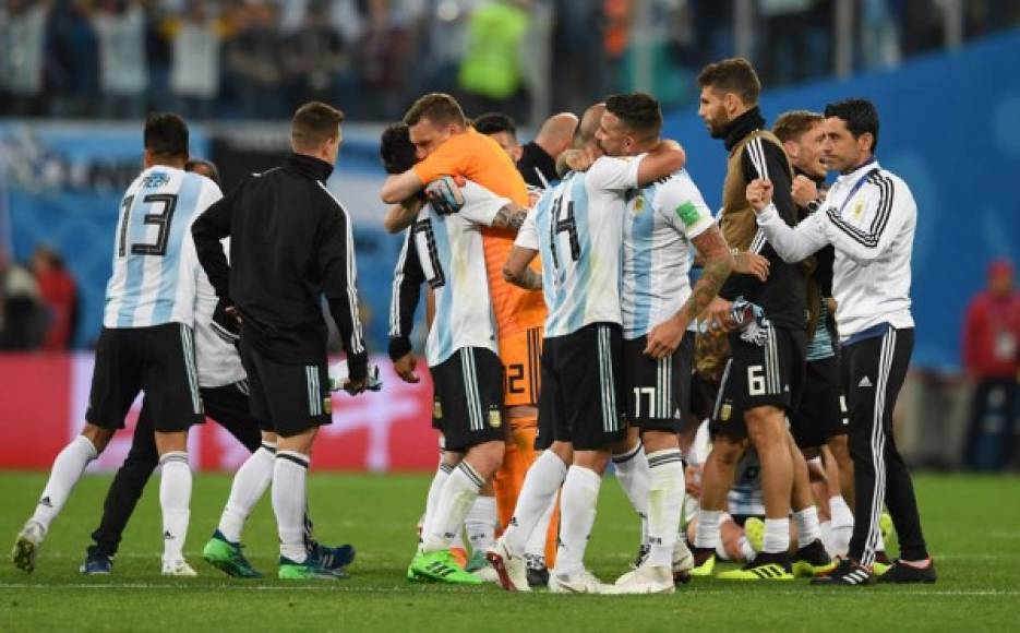 Los jugadores de Argentina celebraron en el centro del campo. Foto AFP