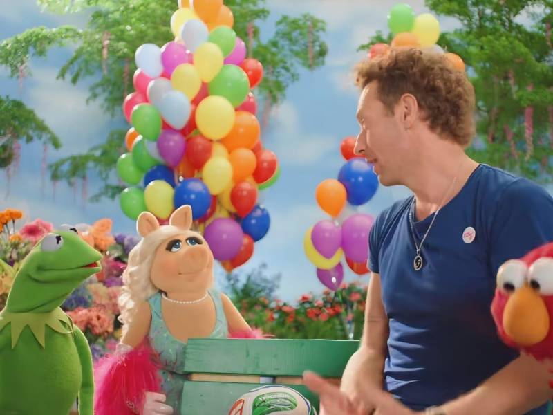 Chris Martin, vocalista de Coldplay, se encargó de convocar a las estrellas de la música junto a personajes de Los Muppets y Plaza Sésamo, entre ellos Elmo, Comegalletas, Miss Piggy y la Rana René.