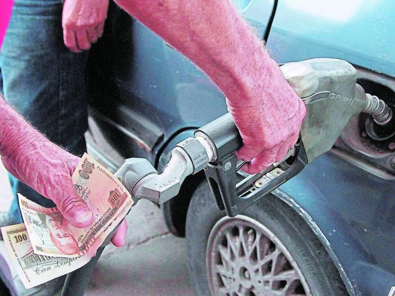 Un bombero trabaja en una estación de SPS.