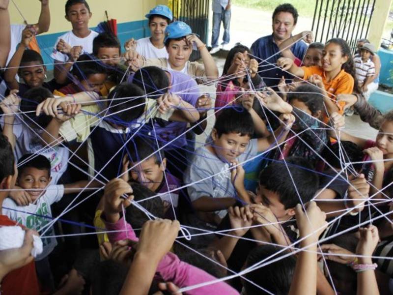 Los voluntarios trabajan con los niños usando la metodología lúdica para recuperar a los menores migrantes en los sectores Chamelecón y Rivera Hernández.