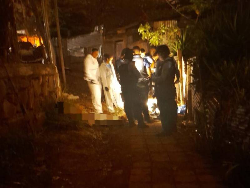 El violento suceso ocurrió la noche de este jueves. Medicina Forense y la Policía Nacional en la escena del crimen.