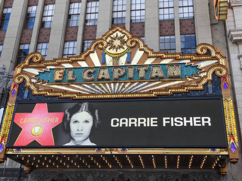 Vista de la marquesina del teatro El Capitan Theater durante la ceremonia de develación de la estrella en el Paseo de la Fama de Hollywod.