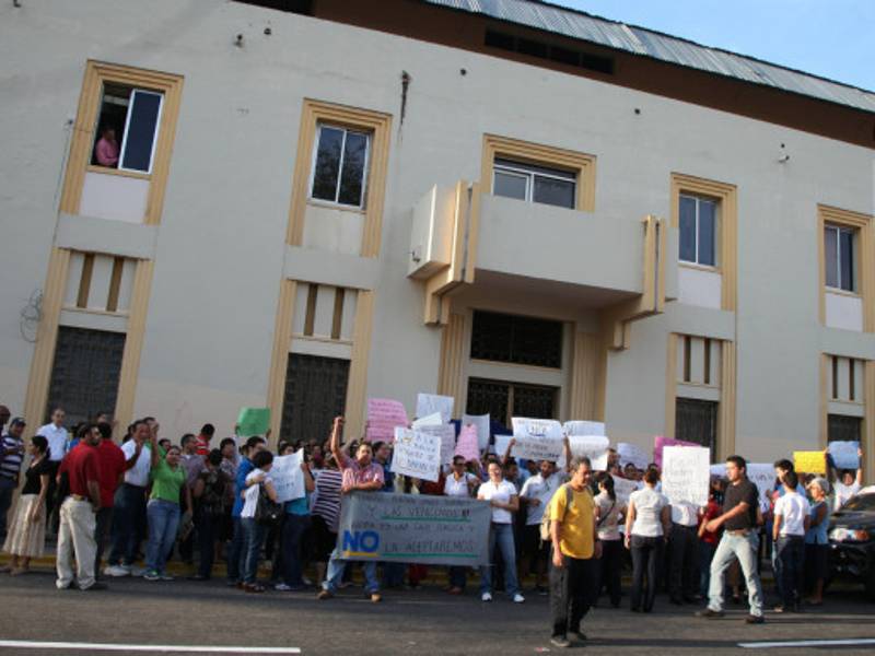 Muy temprano los pobladores de Los Naranjos y otras zonas urbanas llegaron a protestar frente a la comuna.