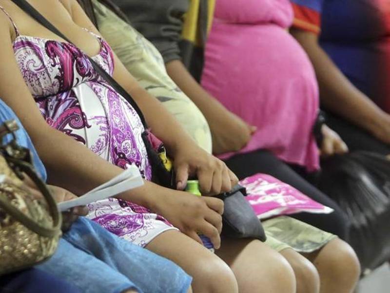 El covid-19 continúa imparable en Honduras a pesar de que se aceleró el ritmo de vacunación en distintos grupos sociales, incluyendo mujeres embarazadas.