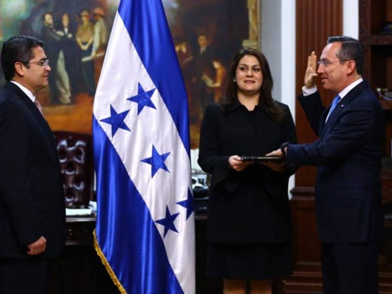 El presidente de Honduras, Juan Orlando Hernández, toma juramento al nuevo embajador en Estados Unidos, Marlon Tábora. Observa la canciller María Dolores Agüero.