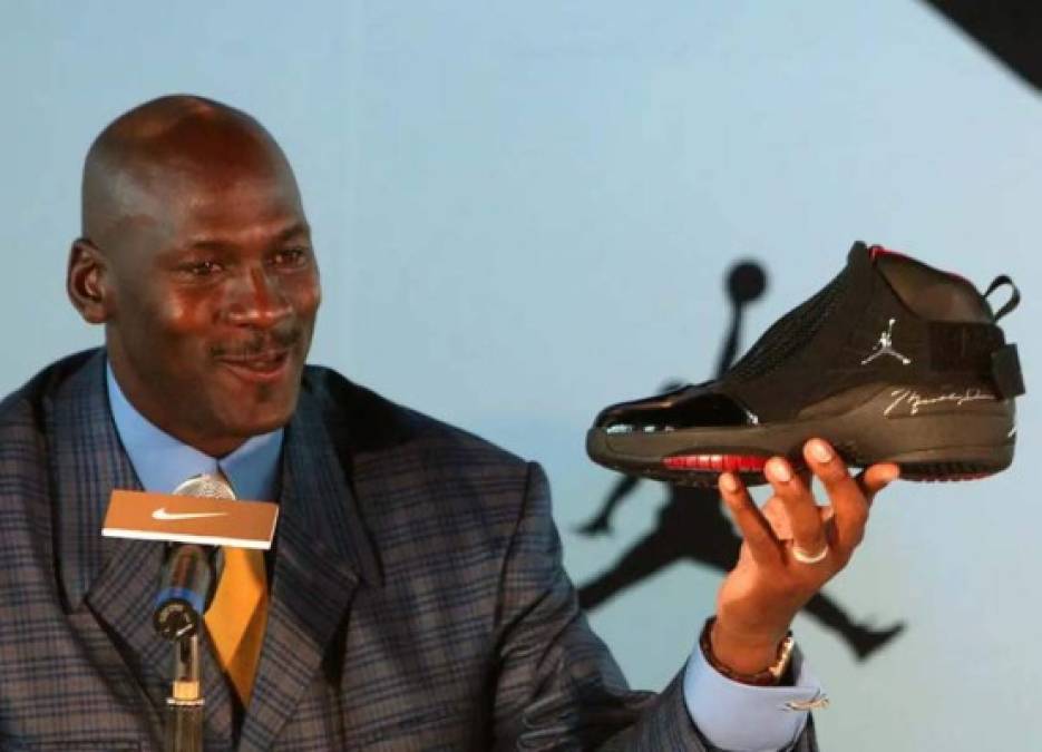 Además, el exjugador de baloncesto creó para él su propia división de ropa y calzado, Jordan Brand, por la que este percibe unos 100 millones de dólares al año.