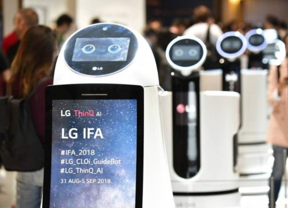 Los robots CLOi de LG deambulaban por los pasillos de la feria, mezclándose con los asistentes.