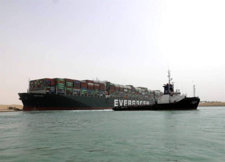 Cientos de buques varados tras bloqueo de gigantesco barco en el canal de Suez