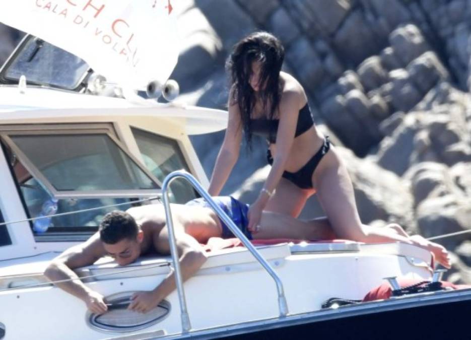 Georgina Rodríguez fue captada de esta manera junto a Cristiano Ronaldo. En la imagen se ve como la chica le da un respectivo masaje. FOTO Grosby Group.