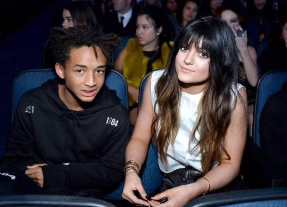 Jaden Smith<br/><br/>Aunque ellos nunca confirmaron oficialmente su relación, se especula que los jóvenes estuvieron saliendo en 2013.<br/><br/>Además, fue él quien presentó a Jenner y Jordyn Woods cuando tenían solo 13 años.