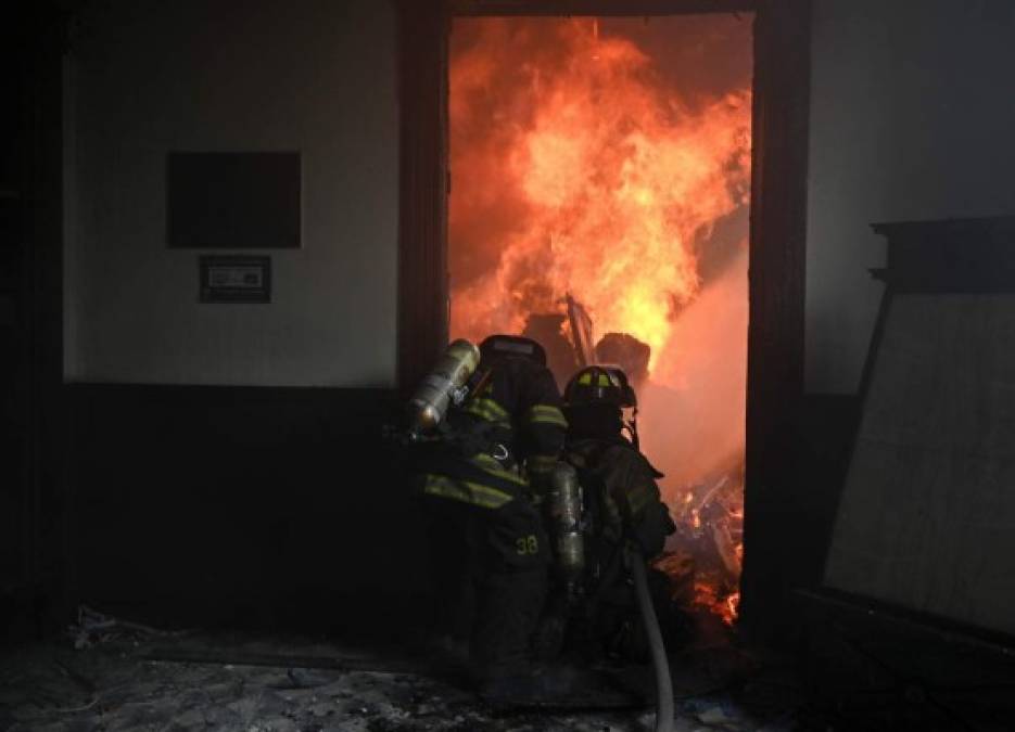 Los bomberos intentaron apagar las llamas que consumieron gran parte de la sede del Congreso.