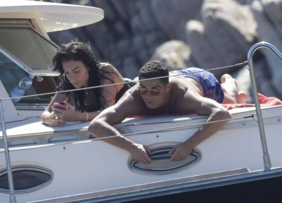 La modelo española Georgina Rodríguez y el delantero Cristiano Ronaldo han sido captados arriba de un yate disfrutando de unas mini vacaciones. La chica acompaña al crack luso siempre. FOTO Grosby Group.