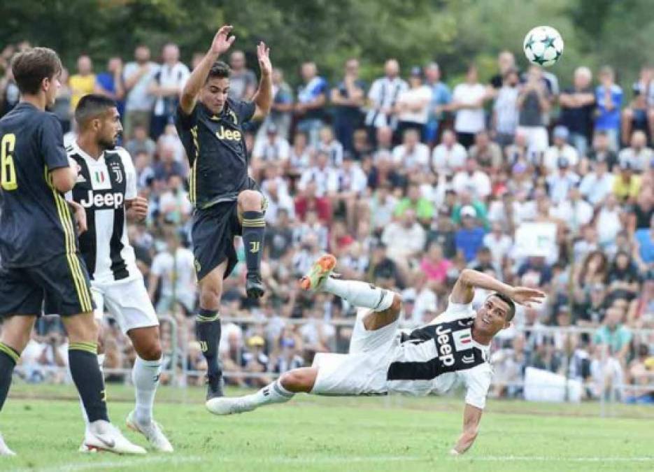 Juventus' Portuguese forward Cristiano Ronaldo shoots to open the scoring despite Manchester United's Swedish defender Victor Lindelof during the UEFA Champions League group H football match Juventus vs Manchester United at the Allianz stadium in Turin on November 7, 2018. (Photo by Marco BERTORELLO / AFP)