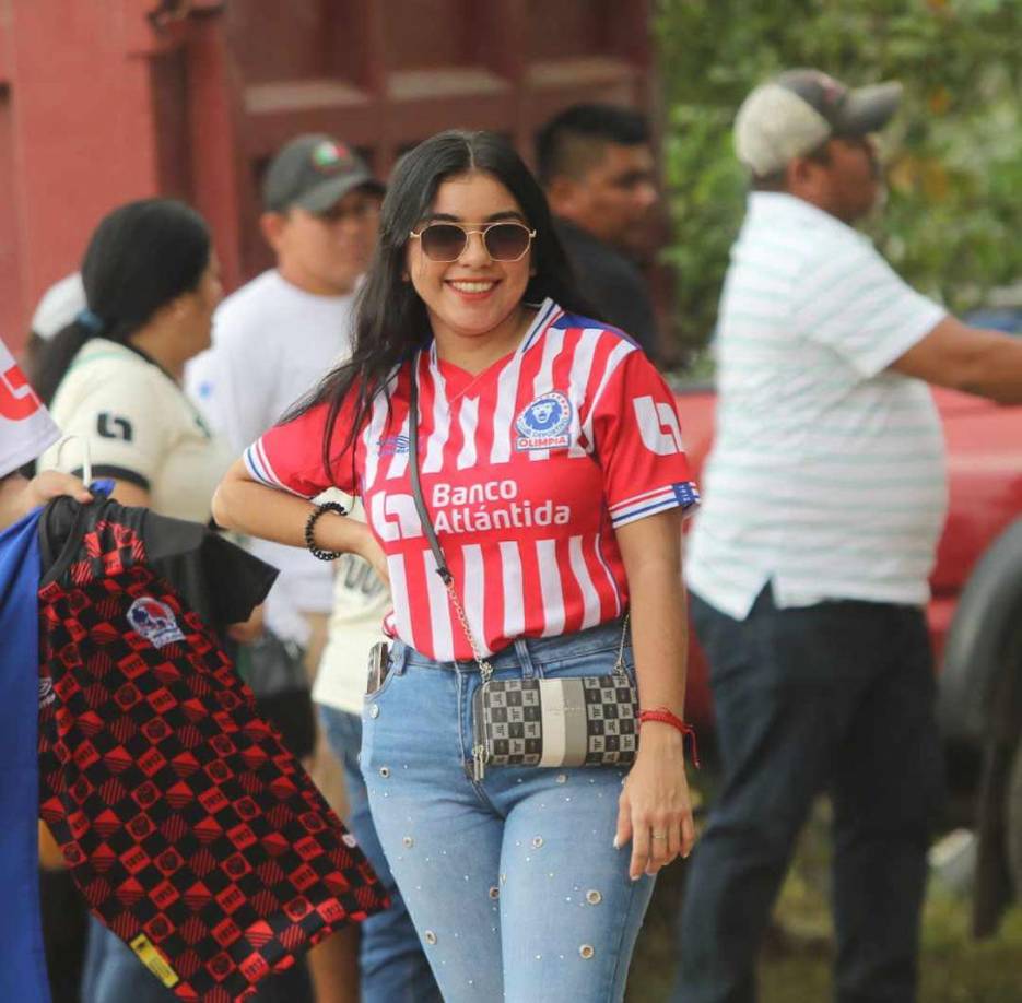 La guapa aficionada del Olimpia que posó para el lente de Diario La Prensa.