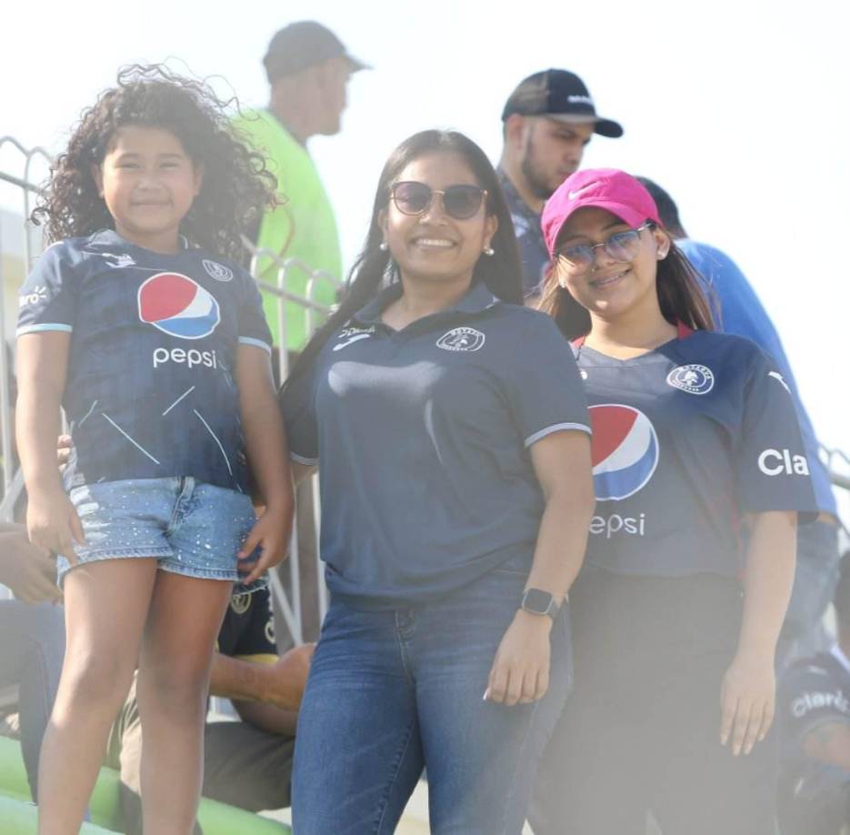 Pero en las graderías también había un espectáculo, las bellas aficionadas se hicieron presentes en el Estadio Carlos Miranda de Comayagua.