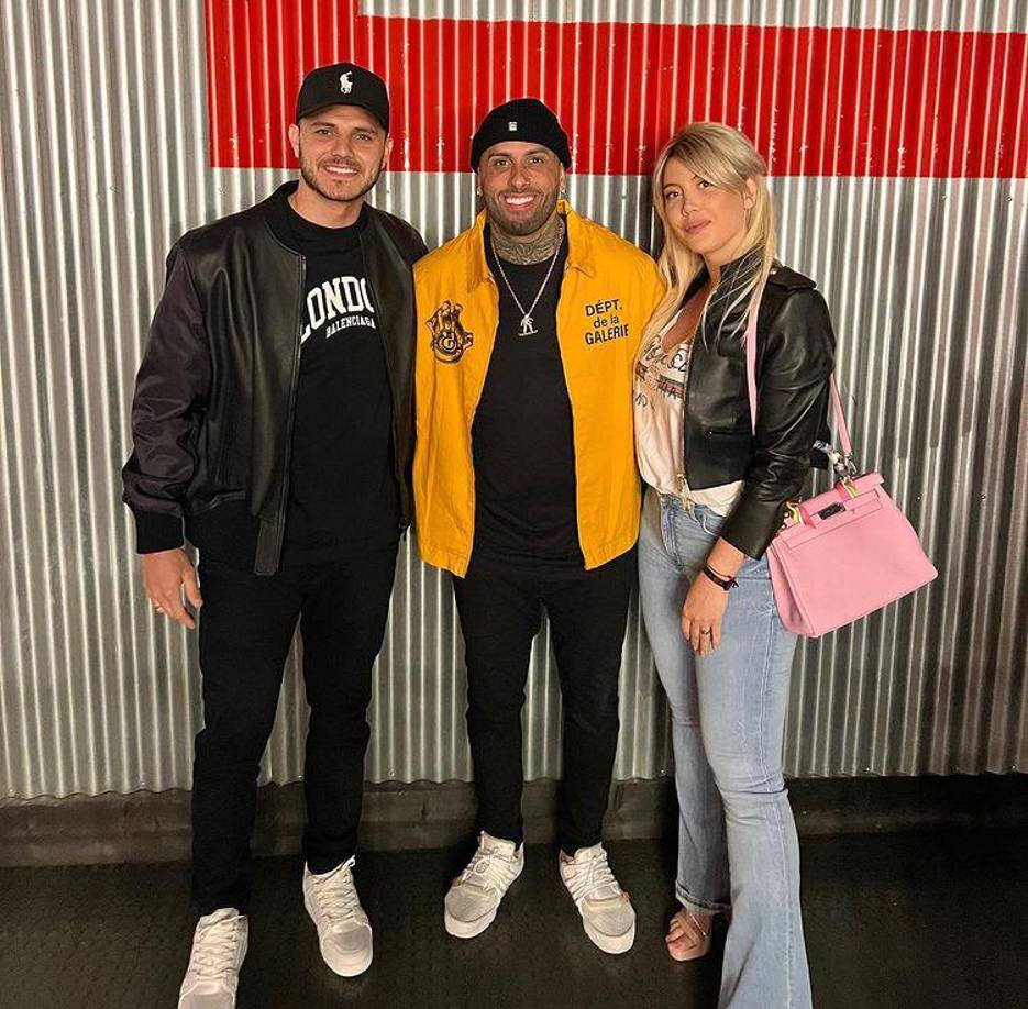 Incluso ha posado con personalidades, en este caso con el cantante, Nicky Jam, eto cuando estaba en una relación con el jugador argentino, Mauro Icardi.