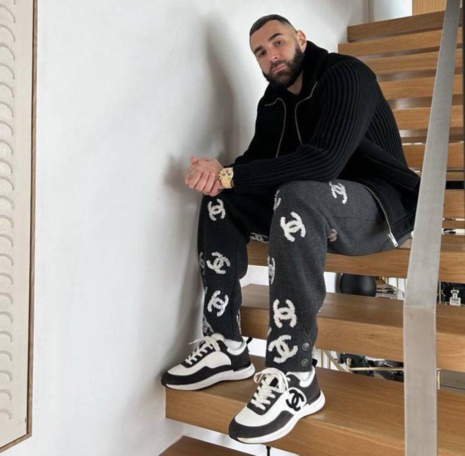 Según fuentes próximas a la cúpula del <b>Real Madrid</b>, Benzema está valorando dicha propuesta y en el club están a expensas de su decisión. 