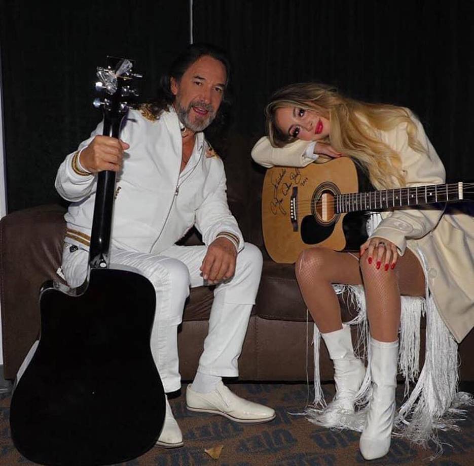 Creció en un hogar lleno de amor por lo artístico, inició su preparación para desarrollar sus aptitudes tomando clases de piano desde los seis años y luego dando paso a la vocalización. Pasos que la llevaron hasta su gran pasión: la composición.