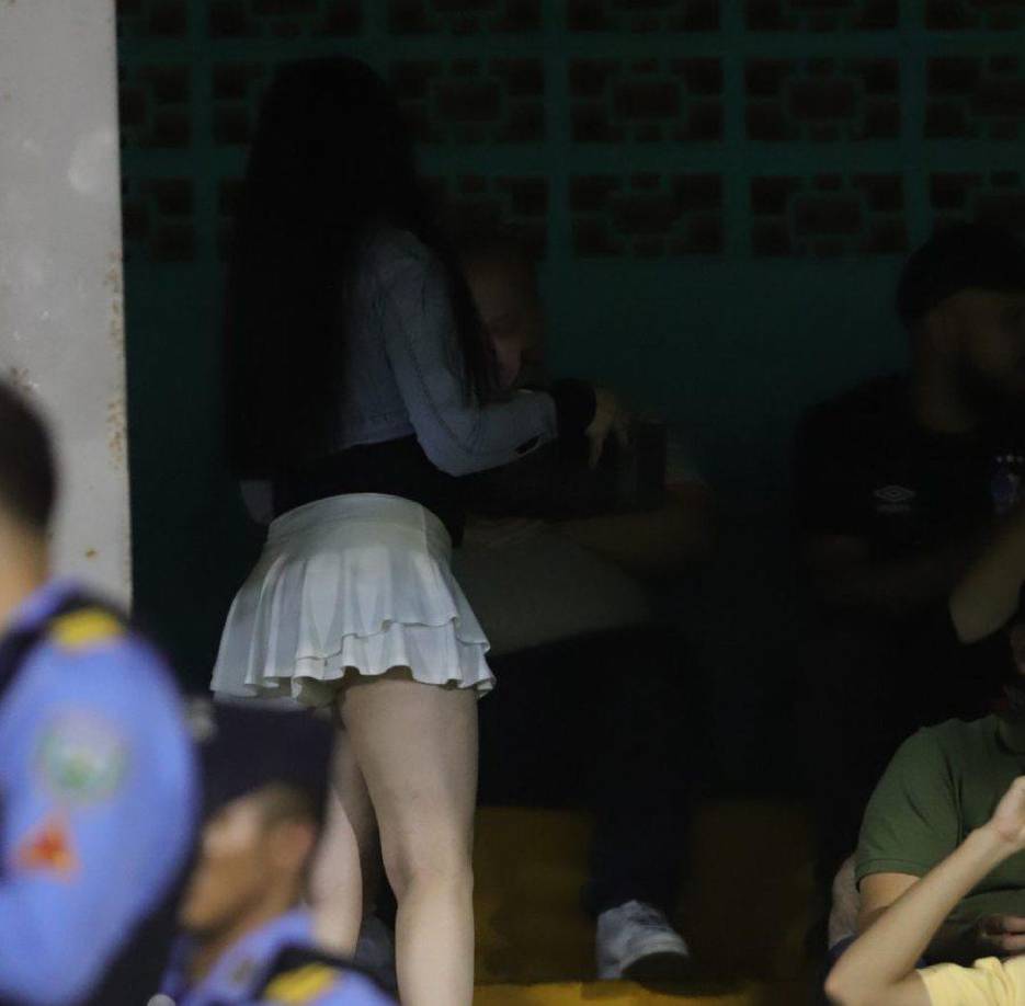 Vendedora conquistó a muchos caballeros con su cuerpazo. 