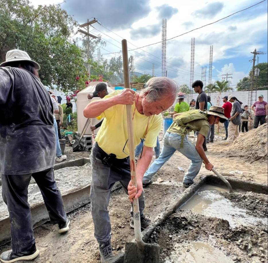 Shin, describió debajo de las fotografías “En el video de hoy mis padres llegan a Chamelecón, San Pedro Sula, para construir una escuela conmigo. Juntos con voluntarios de Mil Escuelas, y mis alumnos de la Escuela Bilingüe Villa Soleada, intentamos fundir la base del edificio de dos plantas”.