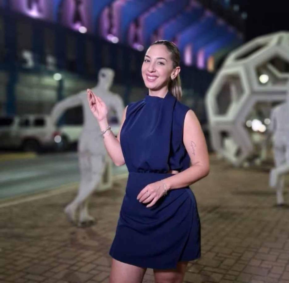 La bella chica se ha robado las miradas al llegar a San Pedro Sula para darle la cobertura al Honduras- México por la ida de cuartos de final de la Nations League de Concacaf.