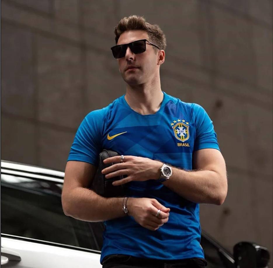 Thomas Beattie actualmente es un empresario. En el fútbol jugó como mediocampista. Su carrera futbolística duró más de diez años antes de que una grave lesión en la cabeza lo obligara a retirarse. Después anunció su homosexualidad. “Nunca pensé en salir del armario mientras era jugador en activo. Sentía que tenía que sacrificar una de las dos partes de mí: quién soy o el deporte que he amado toda mi vida”, confesó.