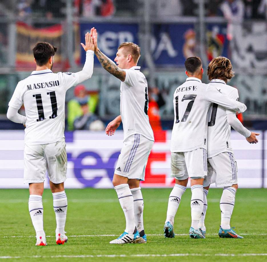 Los jugadores del Real Madrid celebrando el gol agónico y la clasificación a octavos de final de la Champions League.