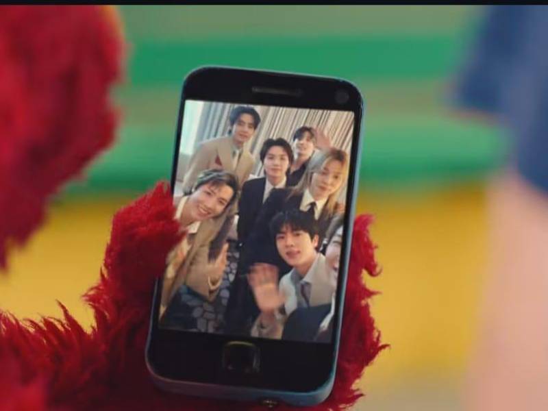 Elmo sugirió a la banda surcoreana BTS.