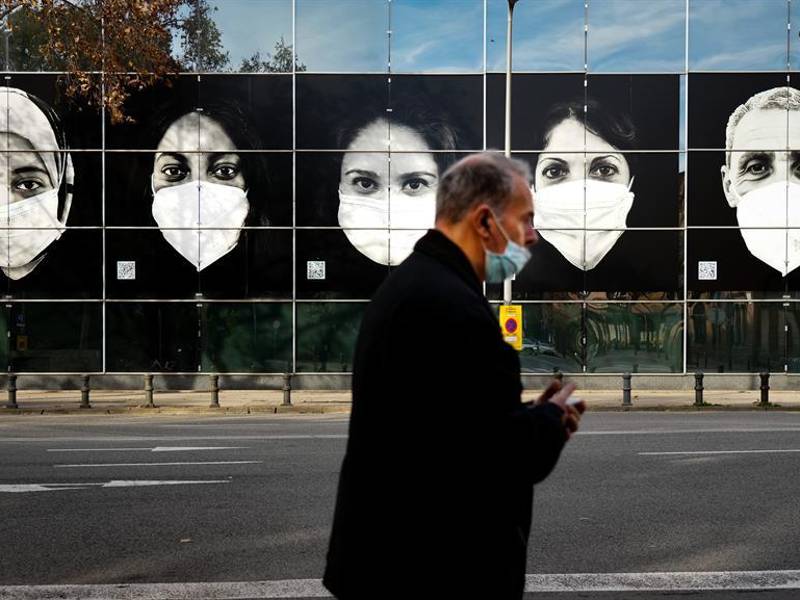 Un hombre camina frente a un centro de vacunación en Barcelona, en una imagen de archivo.