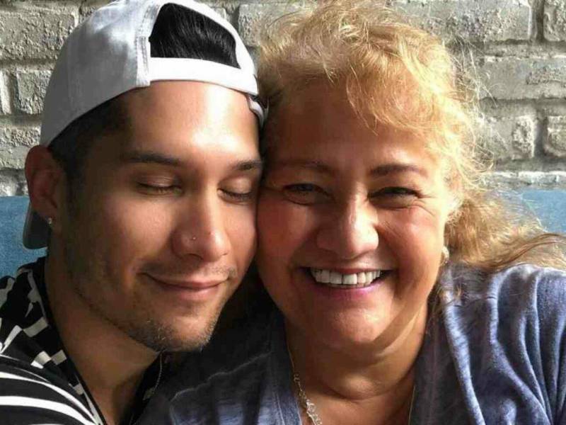 Continúa la polémica con el cantante Chyno Miranda. Alcira Pérez, madre del artista, quien hace poco compartió un video asegurando que se llevaron a su hijo a una clínica de rehabilitación sin su consentimiento, ha decidido aclarar lo que está pasando y ha señalado a una persona en cuestión.