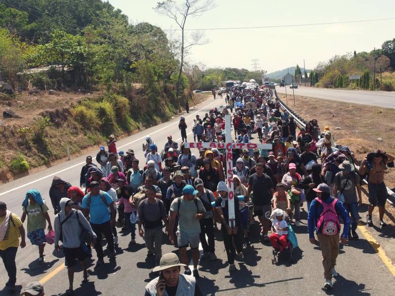 Migrantes caminan en una caravana llamada 'Viacrucis migrante' la cual se dirige hacia Ciudad de México, en Tapachula (México).