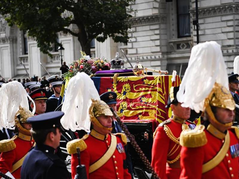 La procesión fúnebre de Isabel II recorre el centro de Londres.