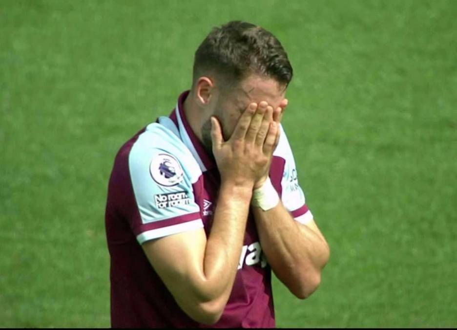 Nikola Vlasic rompió a llorar desconsoladamente sobre el terreno de juego al ver la lesión de Ashley Westwood. 