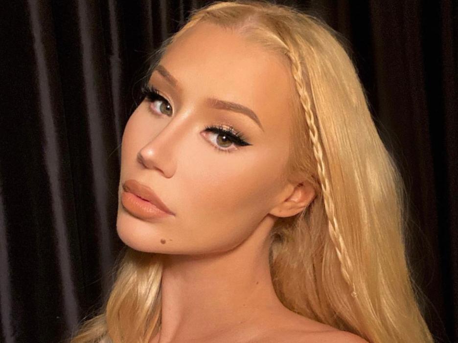 Iggy Izaela posa sexy en lencería roja sobre un jet