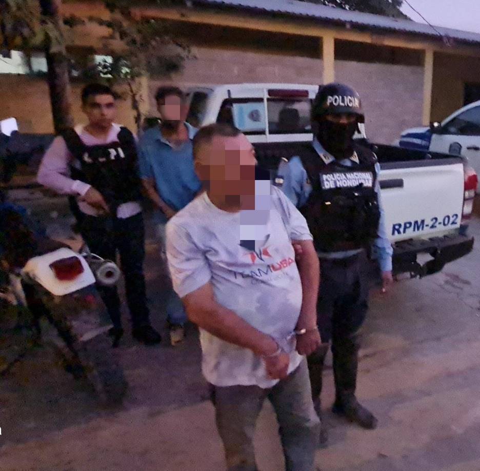 “Según declaraciones de testigos, a las 9:30 de la noche, mientras se celebraba una fiesta de 15 años en la comunidad de Salamá, los dos sujetos, antes en mención, se mostraron molestos, debido a que los supuestos organizadores del evento no rentaron el paraje donde se realizaba el festejo”, revela el informe policial.