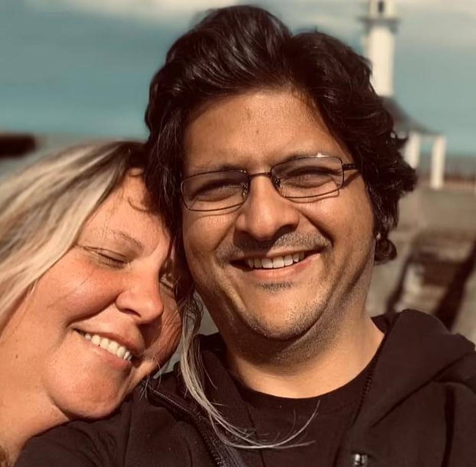 Dawood vive con su familia en el Reino Unido y patrocina el Instituto SETI, cuya misión es explorar y entender el origen del universo.