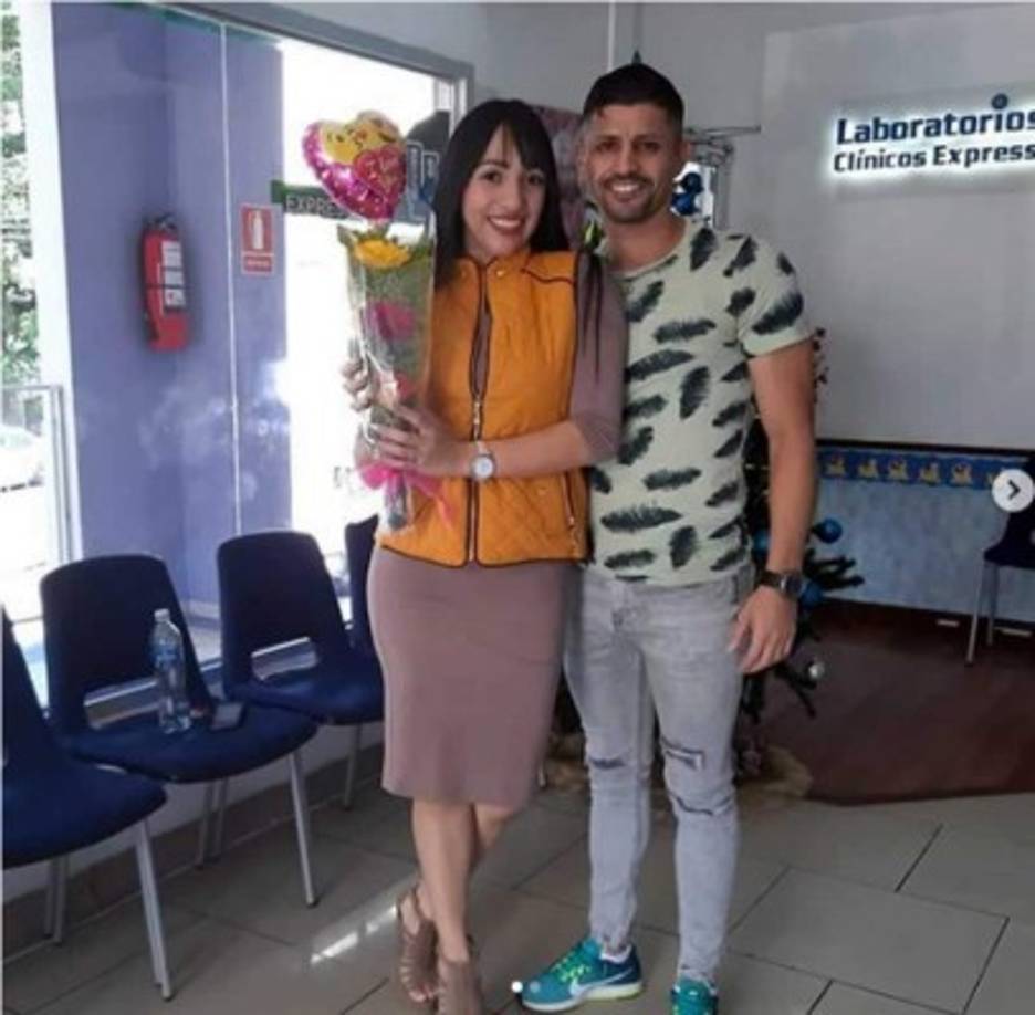 El delantero brasileño Israel Silva, del Real de Minas, junto a su esposa Ana García.