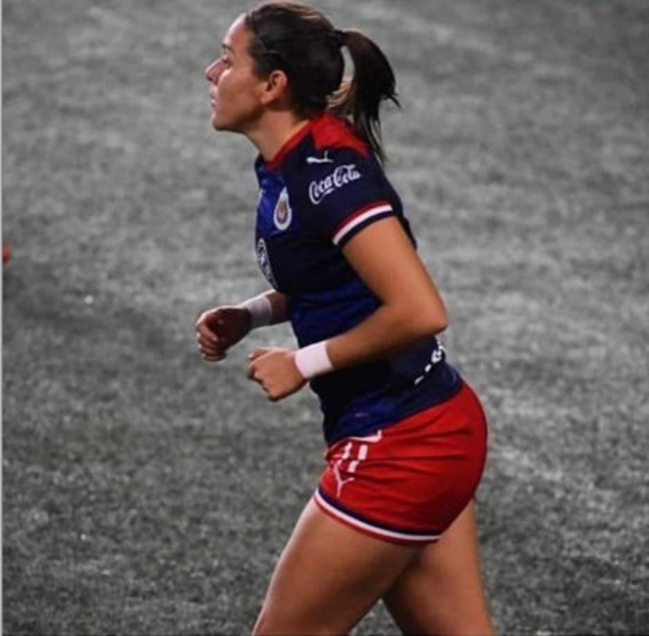 “No me puedo meter en la cabeza de todos a cambiarles un poquito el chip. Quiero ser futbolista, no estoy para ser modelo, si hubiera sido modelo no estaría aquí todos los días bajo el sol queriendo hacer cosas, se presentan algunas situaciones, pero yo quiero lograrme como futbolista; soy sincera, me duele porque no nada más soy yo, hay muchas mujeres y no nada más en el futbol, trato de sobrellevarlo”, dijo Palafox sobre su molestia por el acoso del que es víctima.