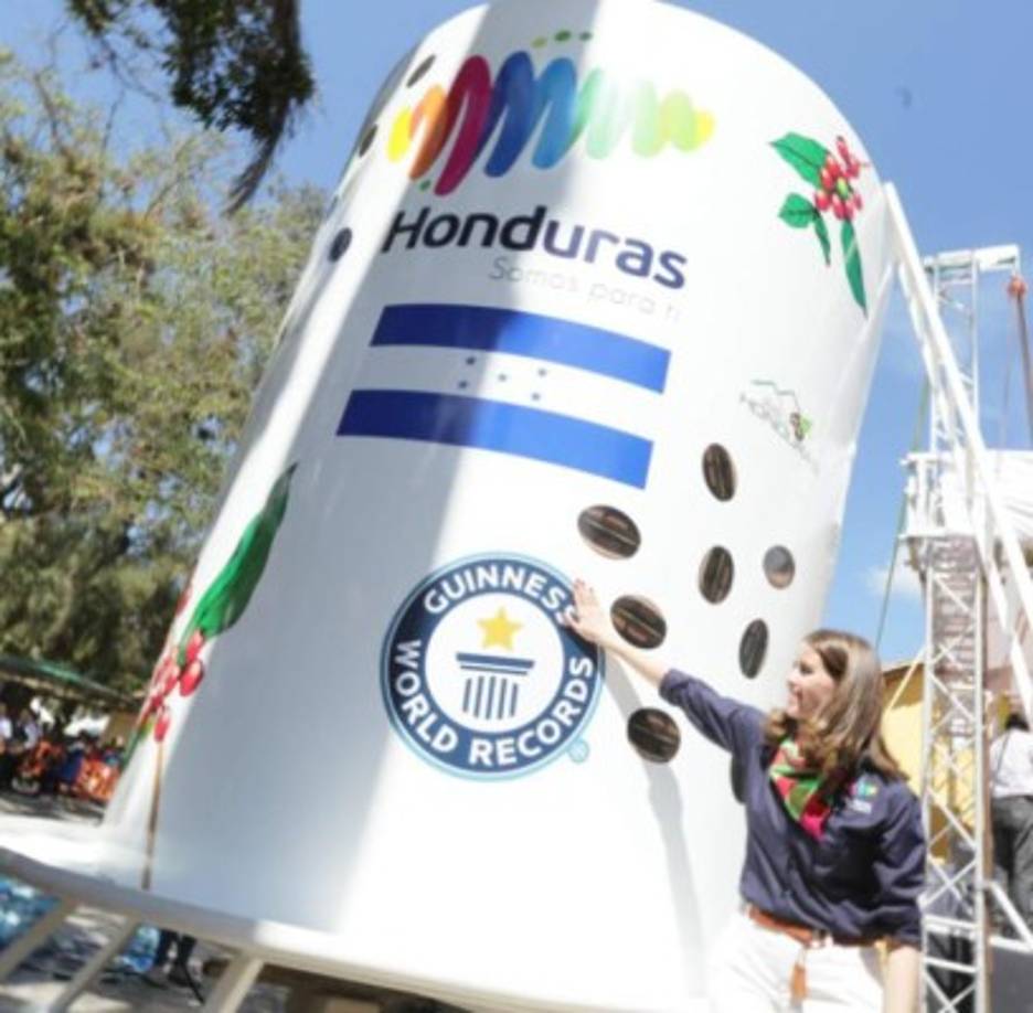 La sede fue en la Plaza San Sebastián donde se prepararon 900 hondureños que rompieron el récord del mayor número de personas bebiendo café.