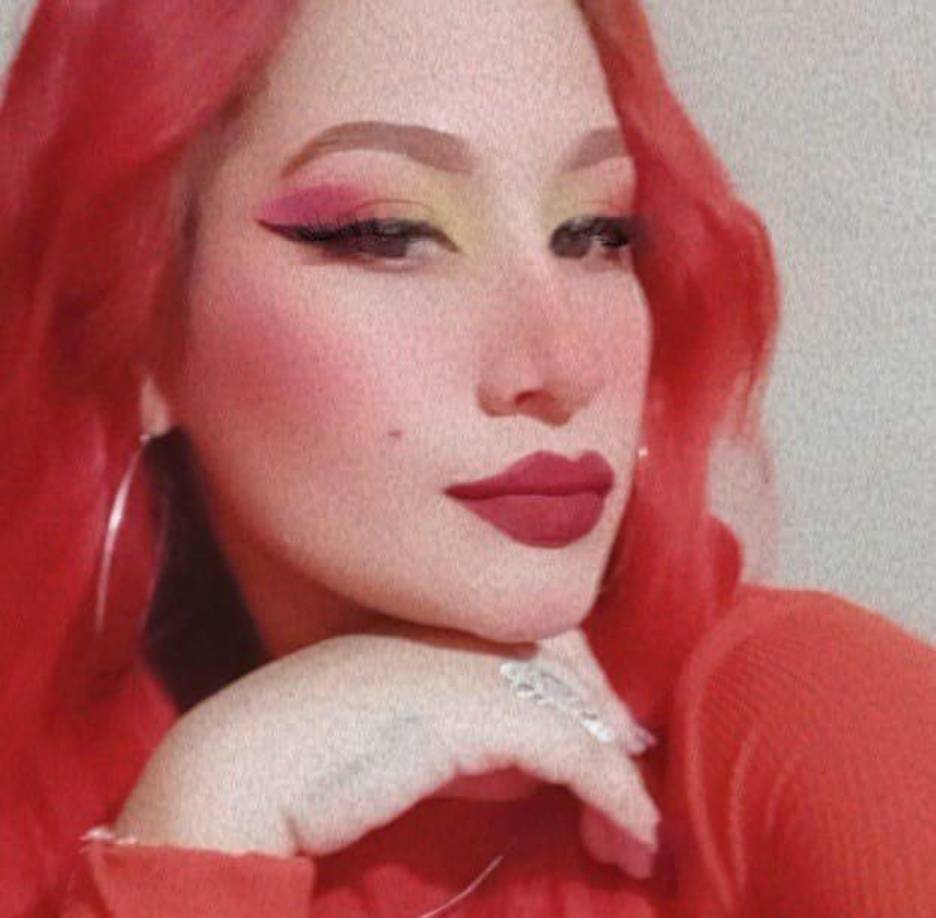 El cuerpo de la mujer fue encontrado con un pantalón tipo blue jean y camisa blanca. Tenía varios tatuajes en su cuerpo, que fueron visibles al darse el hallazgo. 