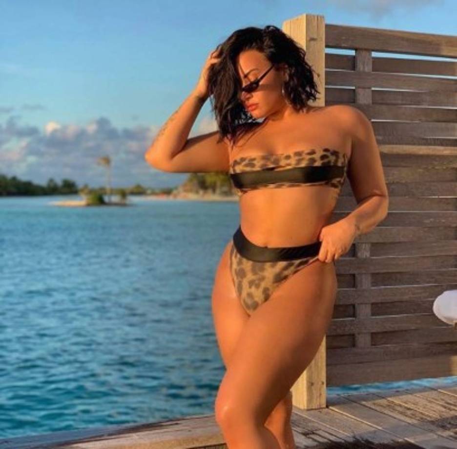 Este fin de semana la cantante quiso compartir su escape a la playa con sus seguidores en Instagram. 'Simplemente dejé lo que posiblemente sea mi lugar favorito en la Tierra con mis mejores amigos. Bora Bora es el paraíso literal en la Tierra. ' escribió Lovato junto a una foto en la que luce un bikini de dos piezas con estampado leopardeado.