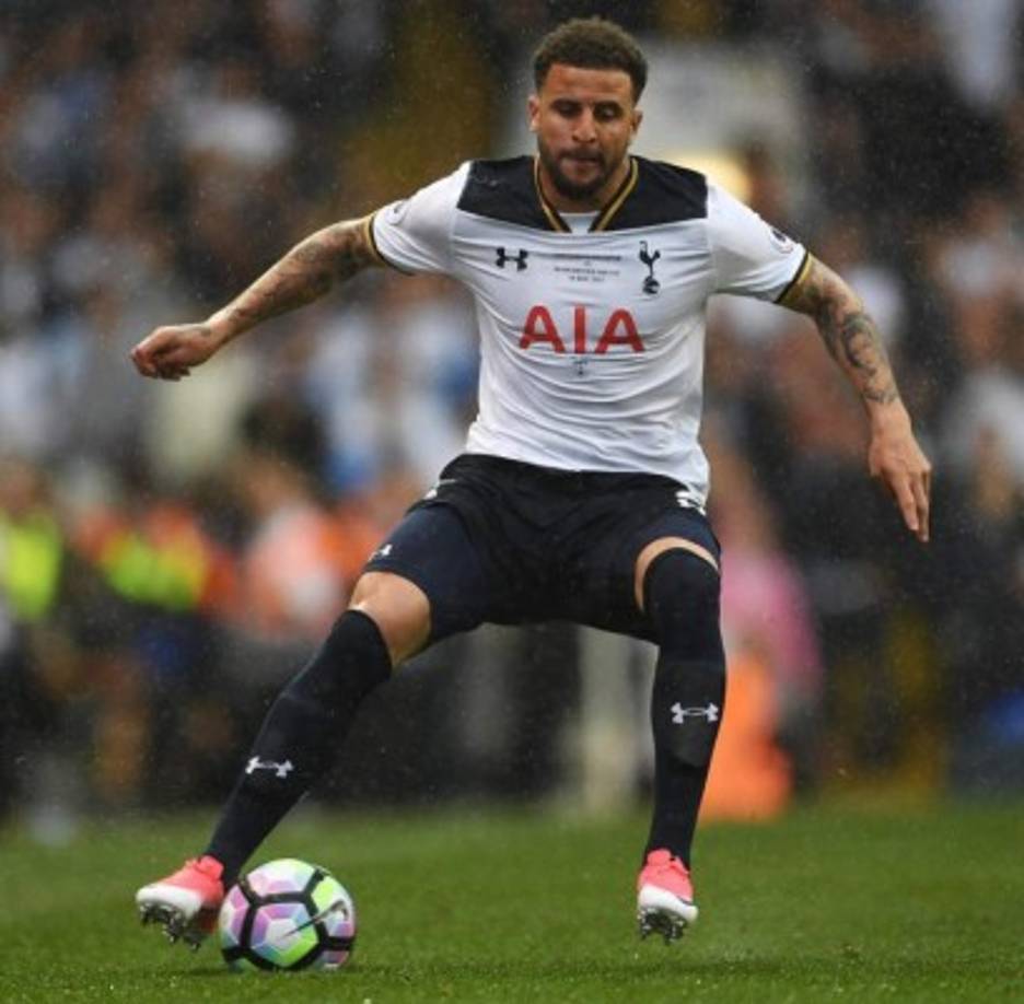 El Chelsea se ha unido a la puja que ya mantienen Manchester United y Manchester City por hacerse con Kyle Walker, del Tottenham, para la próxima temporada, según anuncia The Sun. El lateral derecho, cuyo precio rondaría casi los 50 millones de euros, puede desatar una 'guerra' a tres bandas entre Conte, Mourinho y Guardiola. El jugador, por su parte, podría doblar su sueldo de 75.000 euros semanales en cualquiera de estos clubes.