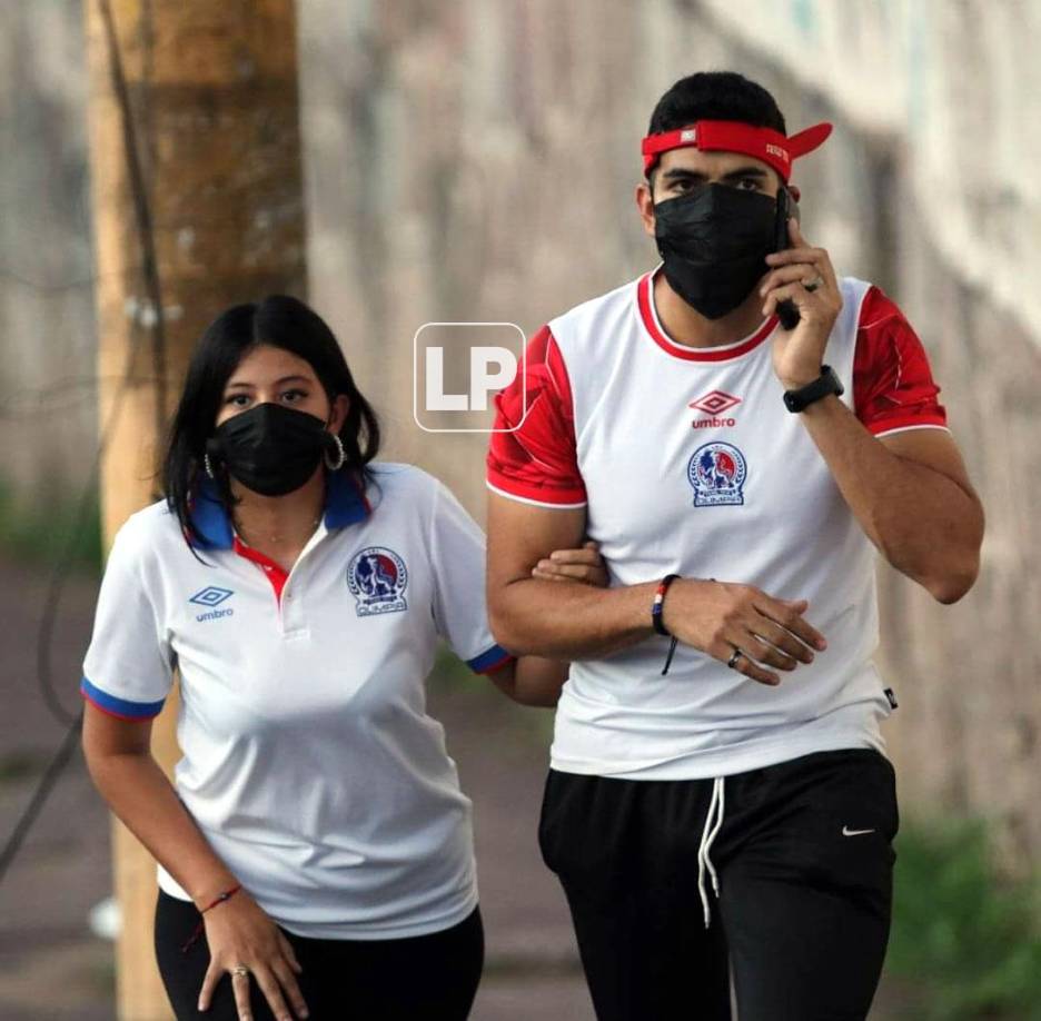 En parejas llegan los olimpistas para apoyar al equipo de sus amores.