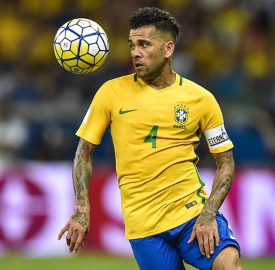 Dani Alves: El experimentado lateral brasileño está sin equipo ya que se despidió del PSG, su último club.