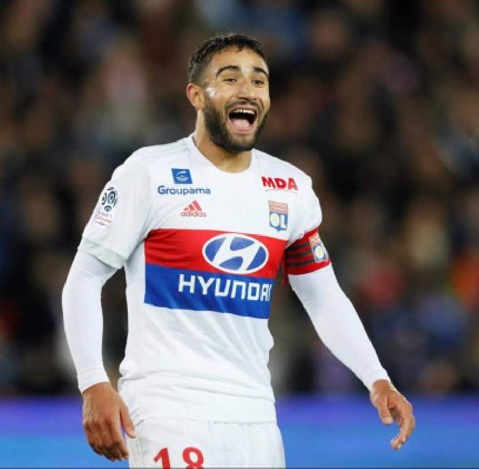 Uno de los jugadores más seguidos de Europa es Nabil Fekir, que ha recuperado su mejor versión en el Olympique de Lyon y clubes como Real Madrid y el FC Barcelona se habrían puesto manos a la obra para hacerse con el mediapunta francés. '¿El interés de Barcelona? Eso me conmueve. No hay nada concreto. Estoy en el Lyon, trabajo en el Lyon y estoy bien. ¿Si es mi última temporada aquí? No sé lo que me deparará el futuro. Todavía tengo dos años de contrato. España y la Liga me hacen soñar: Real Madrid, Barça, Atlético... Son grandes clubes. También está Inglaterra con el Manchester City, el Arsenal...'