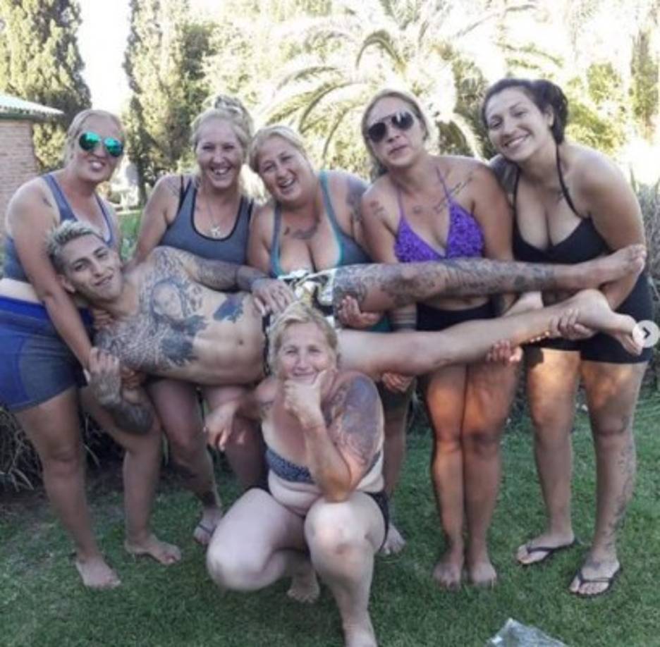 El delantero argentino Ezequiel 'Chimy' Ávila, del Osasuna, con su familia en Argentina.