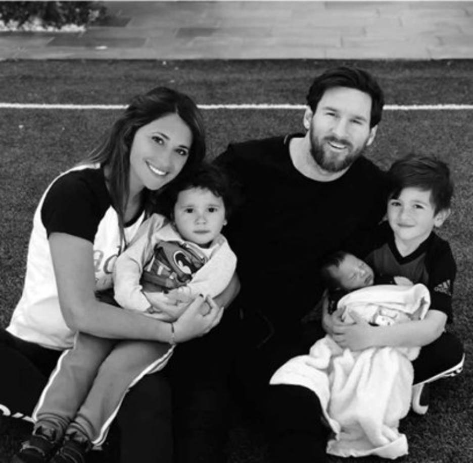 Messi y Antonella posando con sus tres hijos: Thiago, nacido en 2012, Mateo (2015) y Ciro (2018).