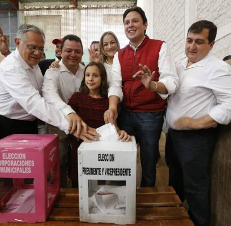 Eduardo Martell votó en la villa olímpica de Tegucigalpa.