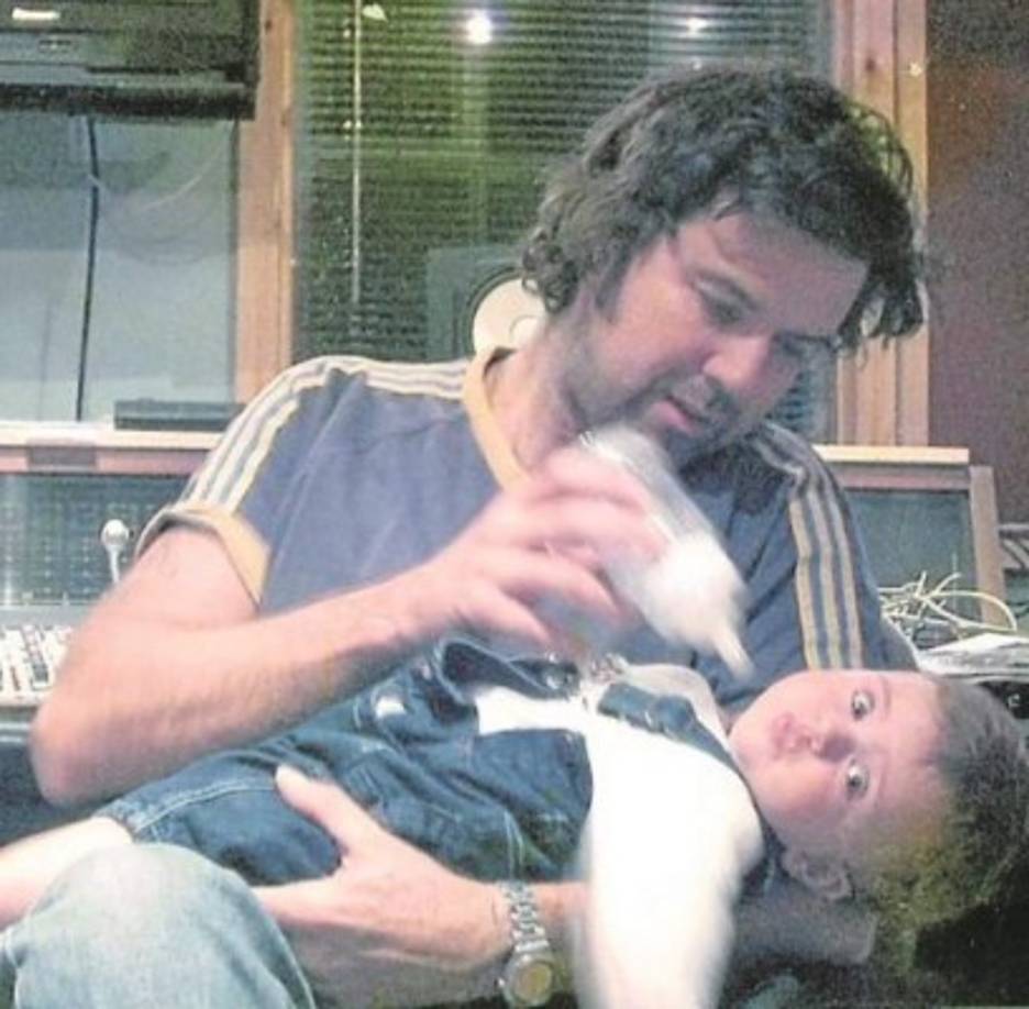 Fue padre de una niña, Sara. 'Me volví cariñoso, amoroso, incluso pegajoso. Gracias a ella soy más fuerte, más persona, más feliz', dijo su único retoño. Tenía su nombre tatuado (en letras mayúsculas) en los nudillos de la mano derecha. En los de la izquierda llevaba la palabra A M O R.